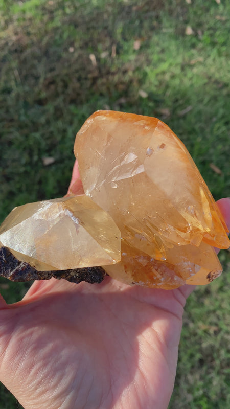 sanctuaryofstones.com Elmwood Mine golden-amber calcite with sphalerite specimen video